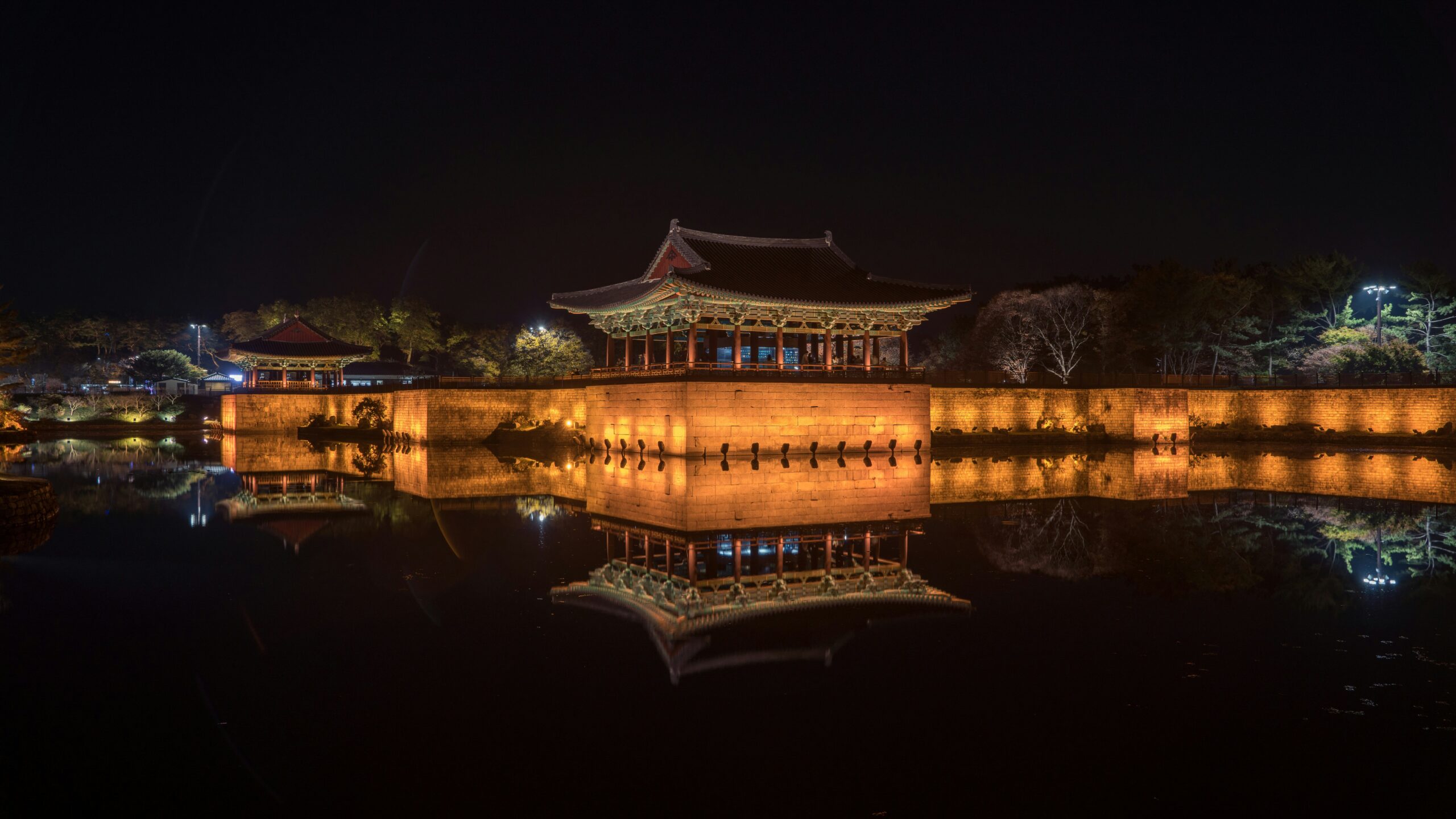 Gyeongju in Corea del Sud illuminata durante la sera