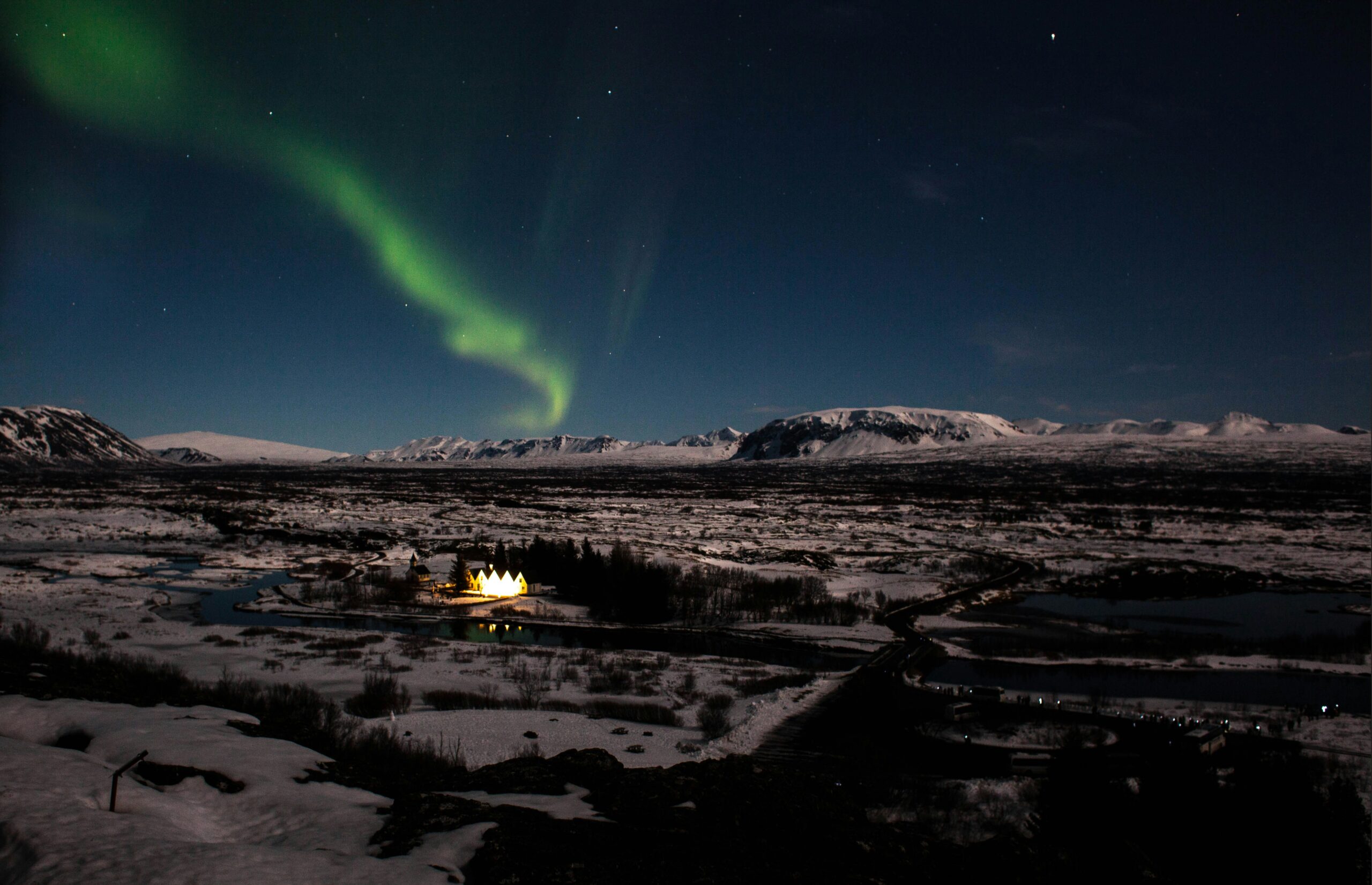 Aurora boreale in un paesaggio dell'Islanda al calar della sera