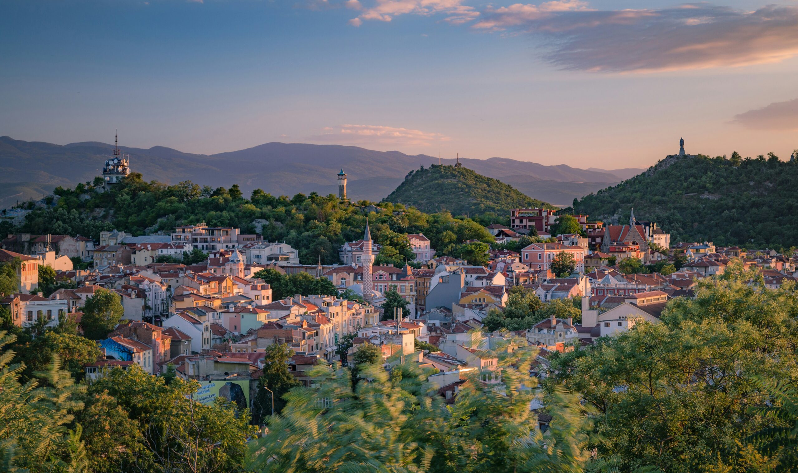 Immagine di Plovdiv in Bulgaria vista dall'alto, totalmente immersa nella natura