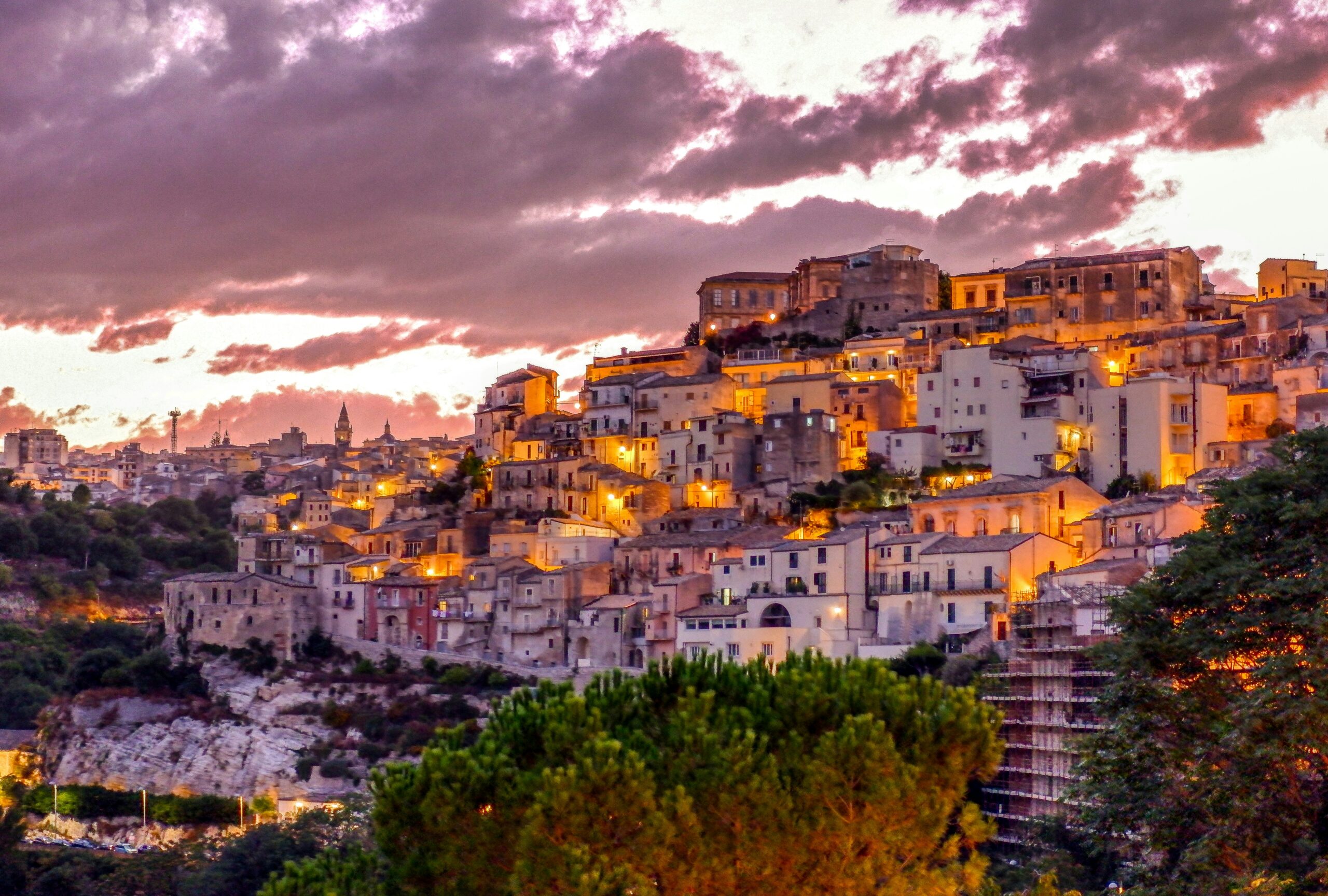 Vista dall'alto di ragusa ibla all'imbrunire