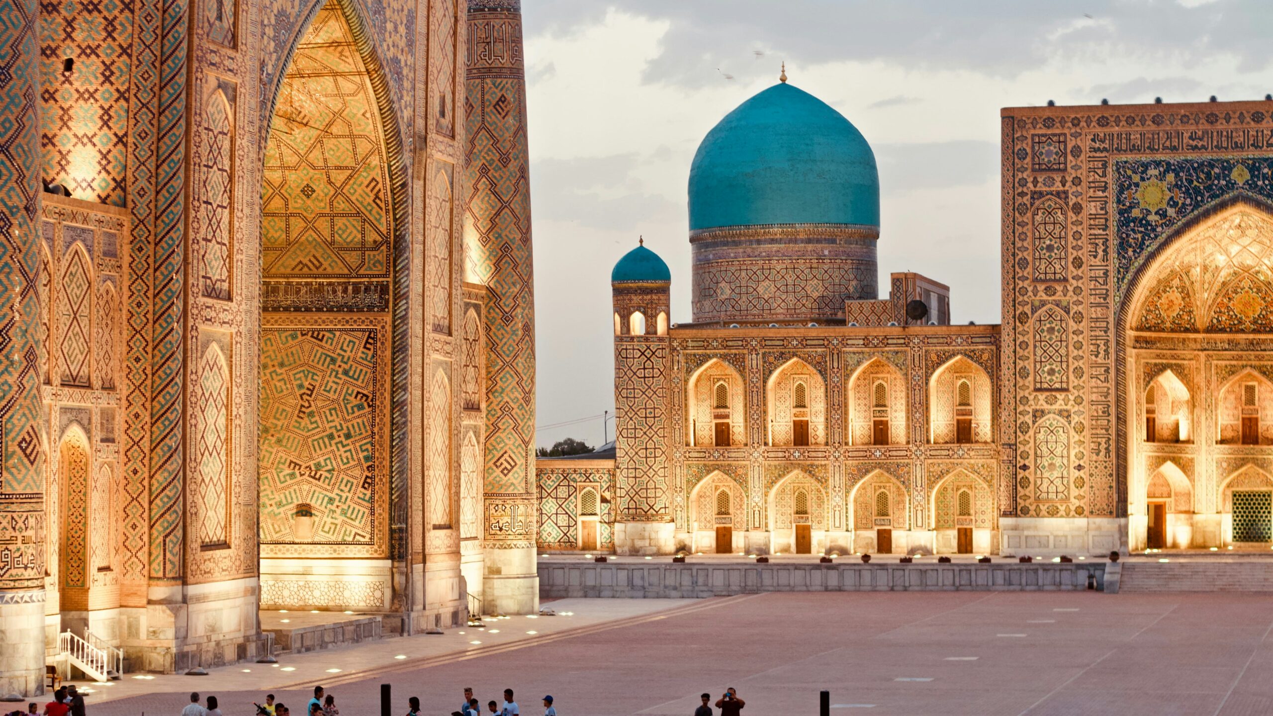 Vista dall'interno della piazza di Samarcanda, in Uzbekistan