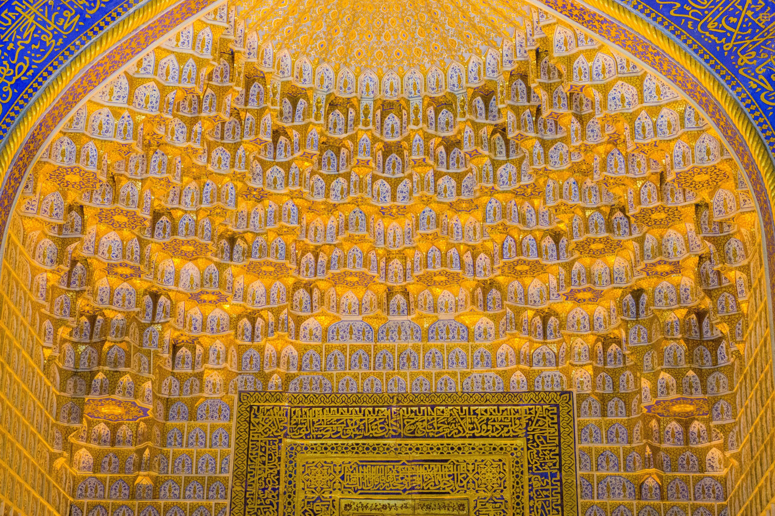 Interno dorato di un tempio di Samarcanda, Uzbekistan