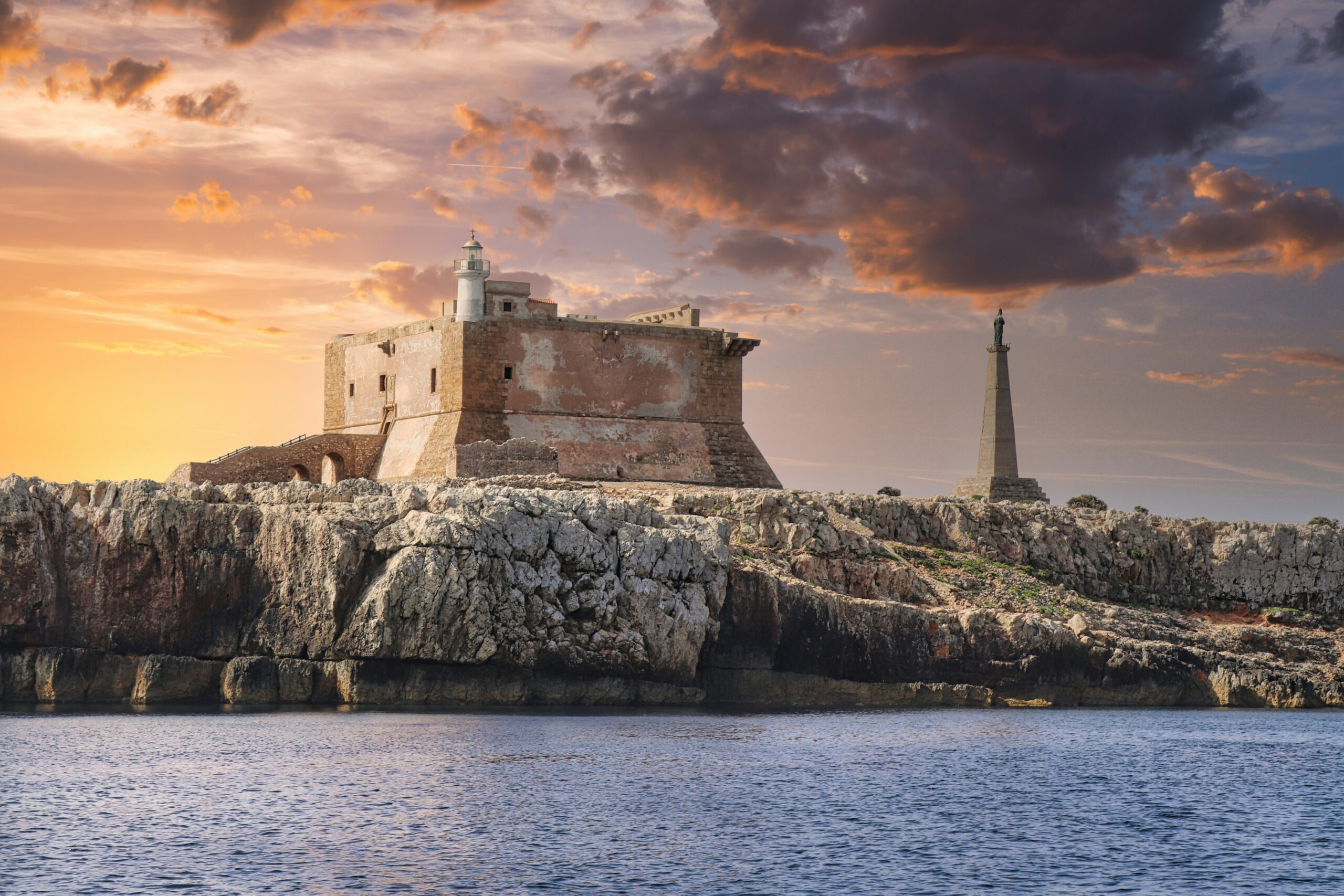 Vista dal mare del Castello Maniace di Ortigia a Siracusa