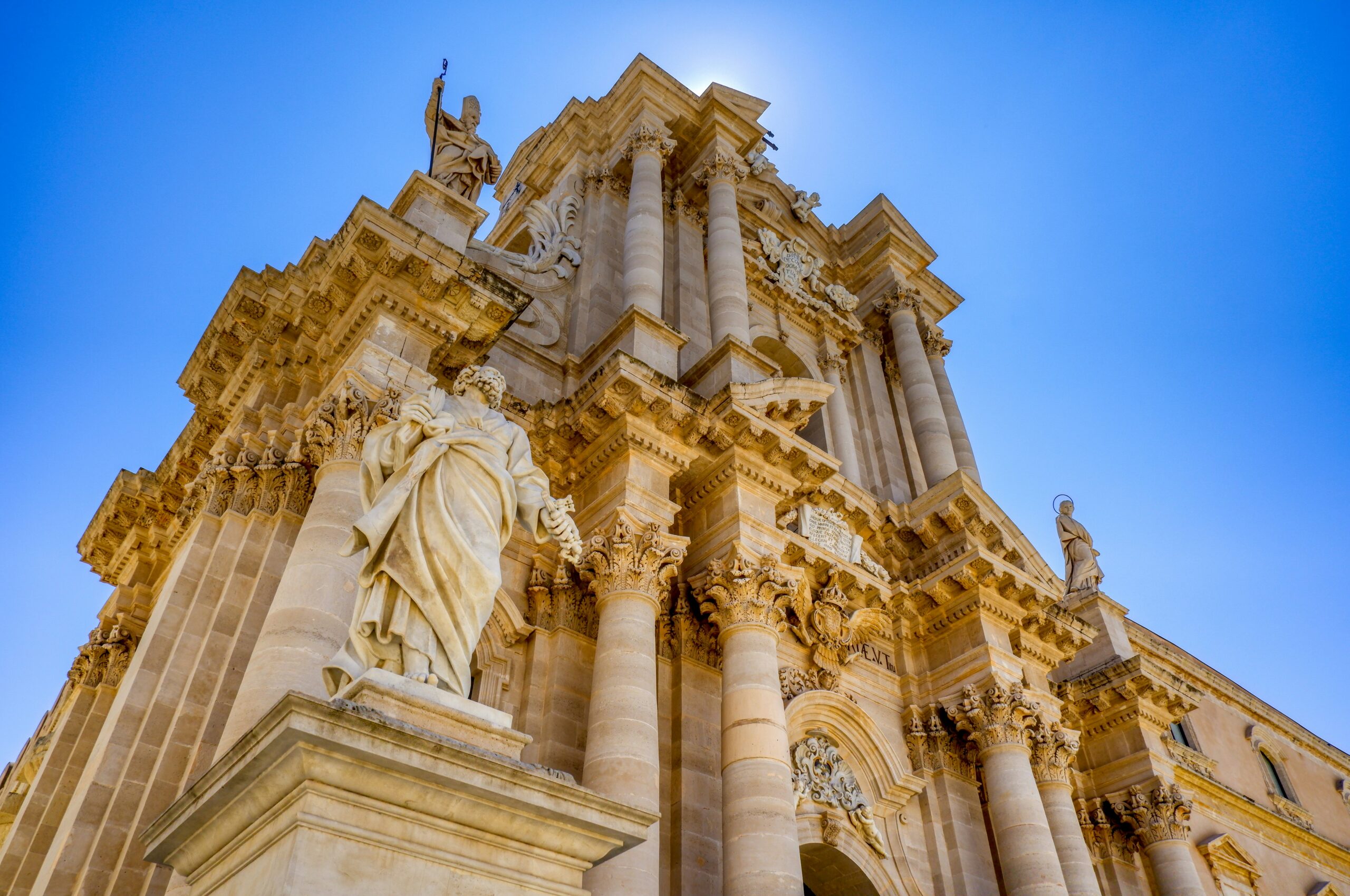 Closeup del duomo di Ortigia, visuale dal basso